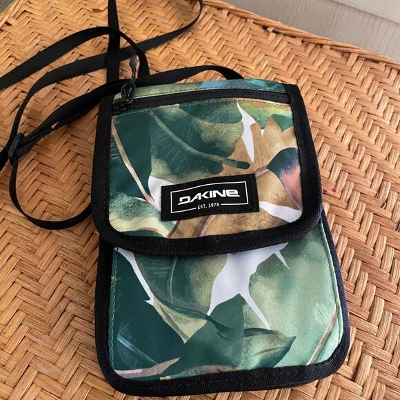 Dakine Tropical Woodsy Women’s Travel Crossbody Wallet - Picture 1 of 13